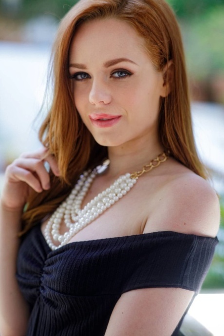 Ella Hughes stjärna pornografisk bilder